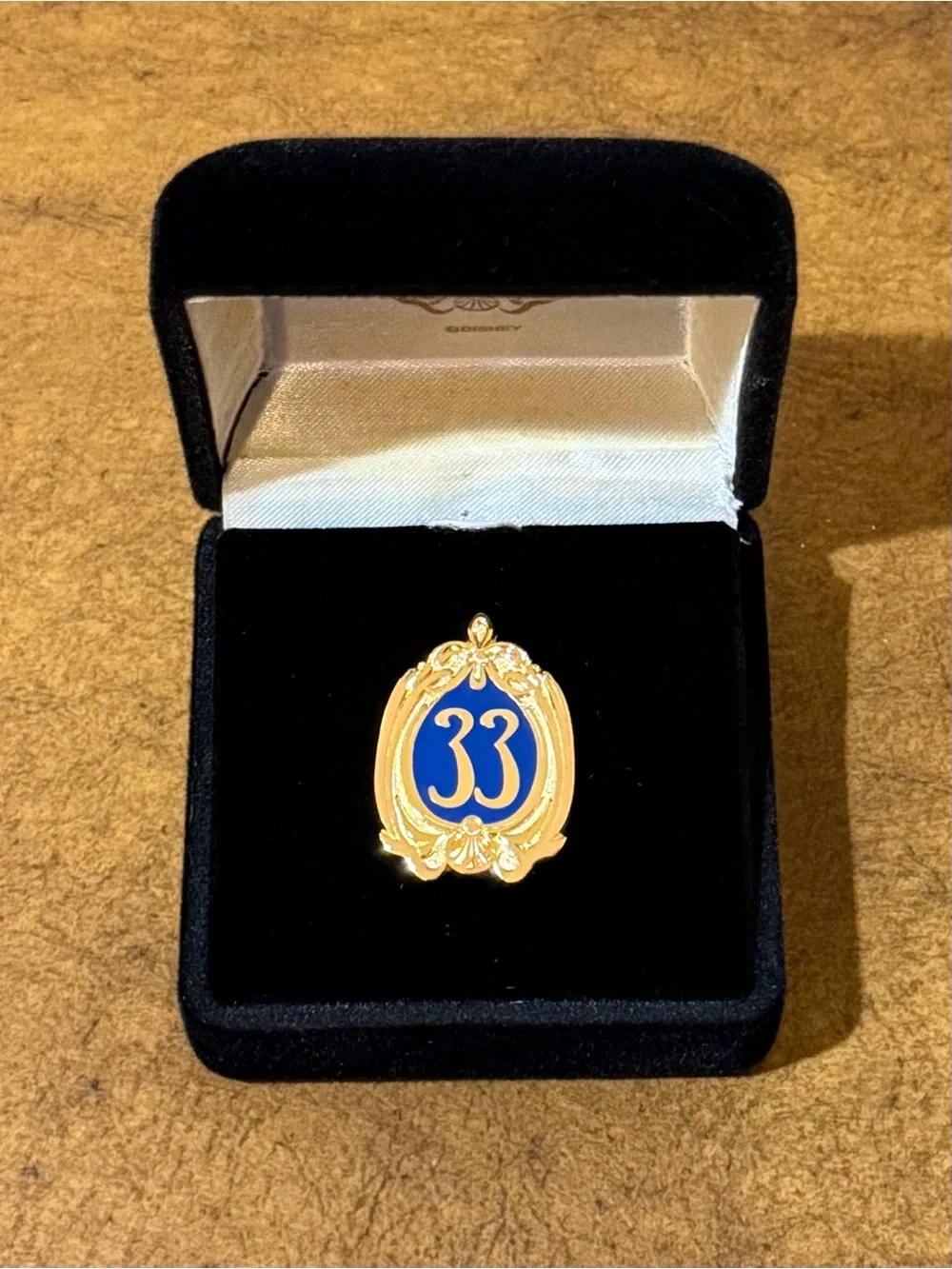 NEW DISNEYLAND CLUB 33 OFFICIAL GOLD & BLUE LOGO PIN LAPEL PIN IN BRANDED CASE